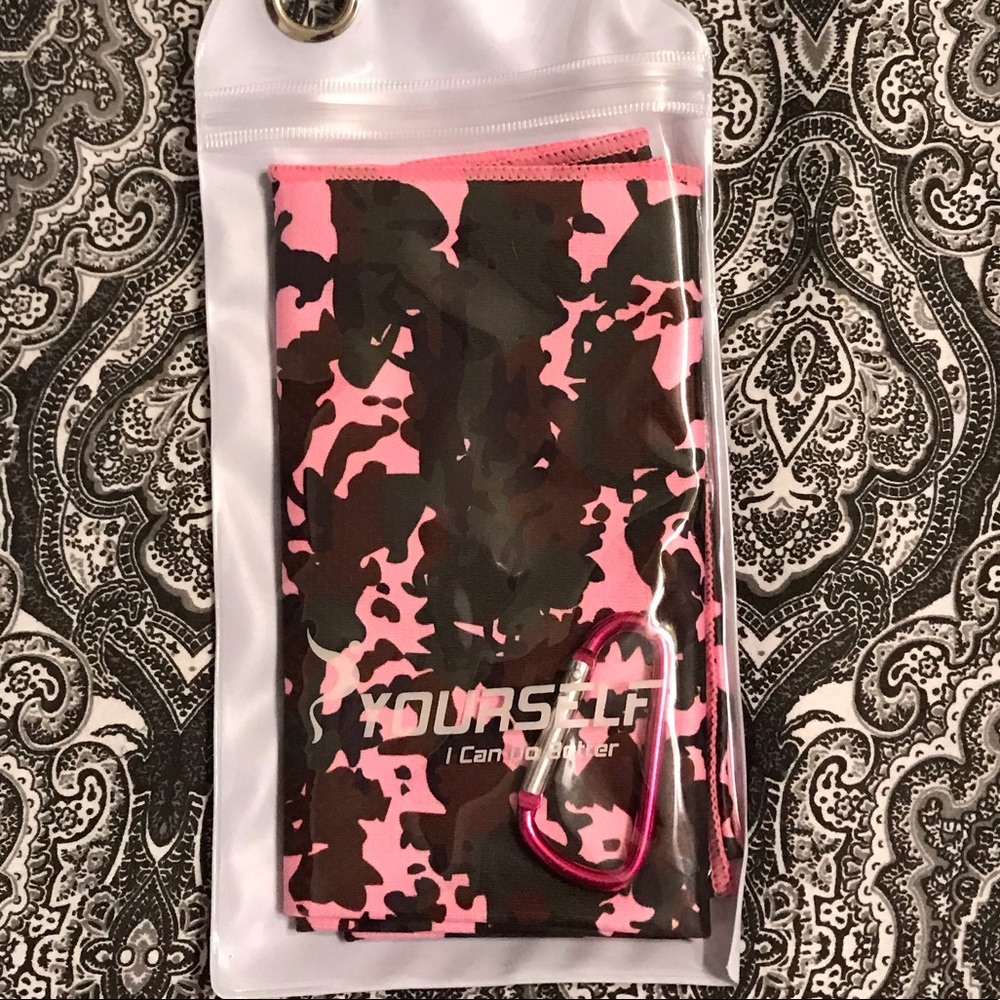 Microfiber Cooling Cloth with Carabiner & Pouch
